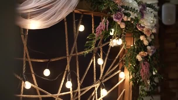 Restaurante país, boda, marco de madera decorado con luces de cuerda colgando y brillando — Vídeo de stock