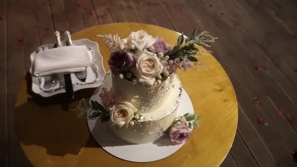 Primer plano, restaurante campestre, noche, hermoso pastel de bodas — Vídeo de stock