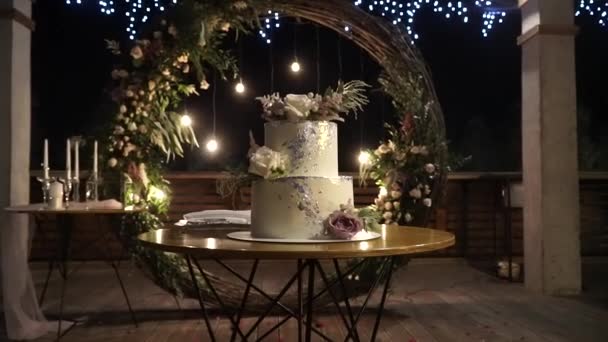 Közelről, vidéki étterem, éjszaka, gyönyörű esküvői torta — Stock videók