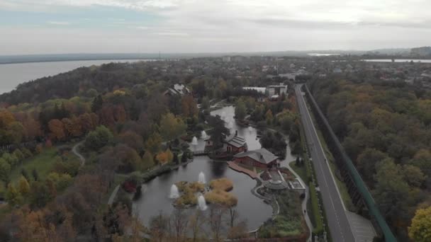 Widok na Aerię, rezydencja Meżyhiryi byłego prezydenta Ukrainy Wiktora Janukowycza — Wideo stockowe