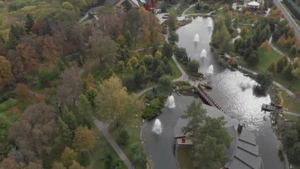 Vista de Aeria, Mezhyhirya residencia del ex presidente de Ucrania Viktor Yanukovych — Vídeo de stock