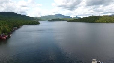 Göl manzarası, güzel doğa, yaz zamanı göl ve dağlar.