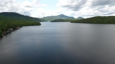 Göl manzarası, güzel doğa, yaz zamanı göl ve dağlar.