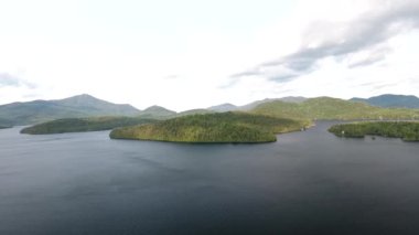 Göl manzarası, güzel doğa, yaz zamanı göl ve dağlar.