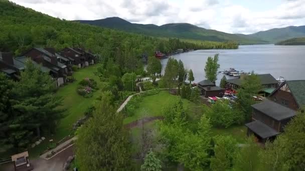 Aromatisk utsikt, vacker natur, sjö och fjäll på sommaren — Stockvideo