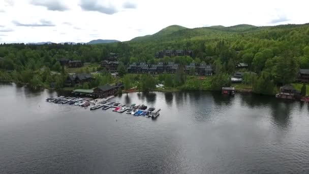 Aromatisk utsikt, vacker natur, sjö och fjäll på sommaren — Stockvideo