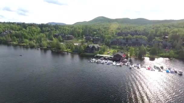 Vista areial, bela natureza, lago e montanhas na hora de verão — Vídeo de Stock