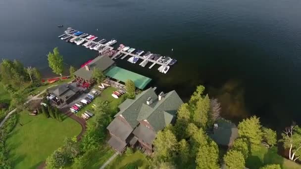 Aromatisk utsikt, vacker natur, sjö och fjäll på sommaren — Stockvideo