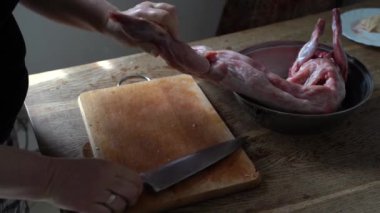 Evde tavşan leşi kesmeye yakın.