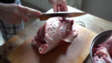 Evde tavşan leşi kesmeye yakın.