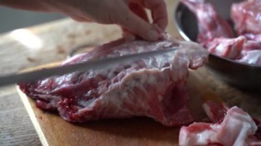 Evde tavşan leşi kesmeye yakın.