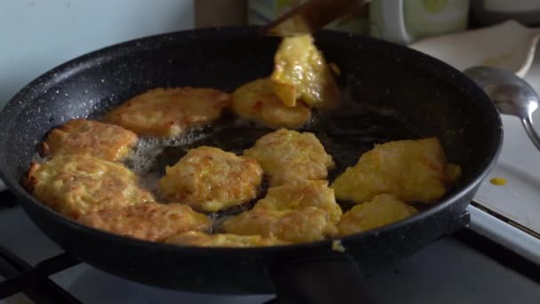 Zbliżenie, kotlety, krojenie, siekanie, smażenie w domu — Wideo stockowe