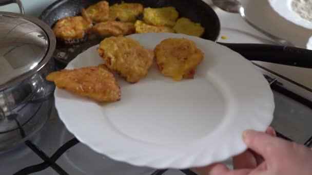 Close, cozinhar costeletas, fatiar, cortar, fritar em casa — Vídeo de Stock