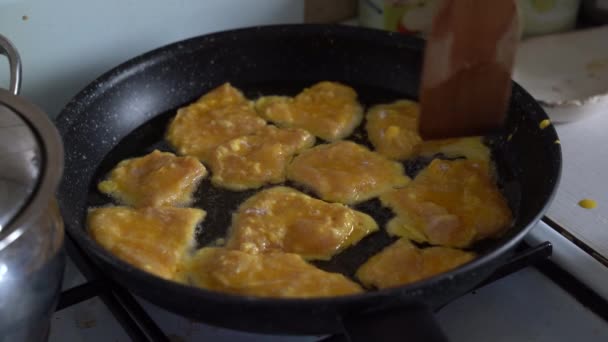 Menutup, memasak daging, mengiris, memotong, menggoreng di rumah — Stok Video