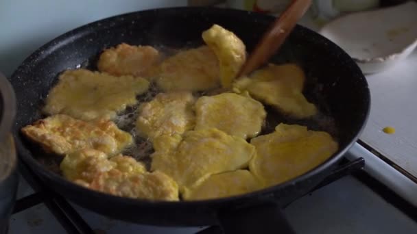 Zbliżenie, kotlety, krojenie, siekanie, smażenie w domu — Wideo stockowe