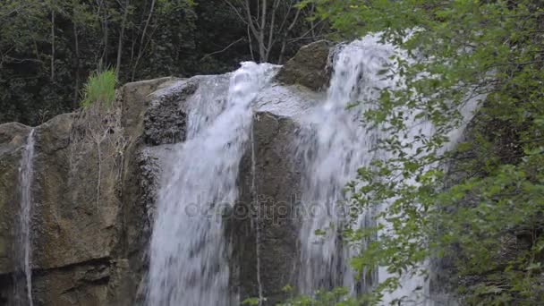 Waterval in bergen van Georgia. Water stroomt over rotsen in de buurt van Tbilisi — Stockvideo