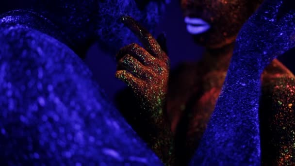 druzyami-paren-i-devushka-laskayut-drug-druga-video-video-devushki