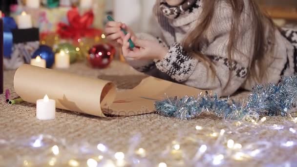 Una Bambina Graziosa Disegna Un Disegno Per Babbo Natale Vicino Ad Un Albero Di Natale Splendidamente Decorato Close Up Maniglie Della Bambina Un Disegno