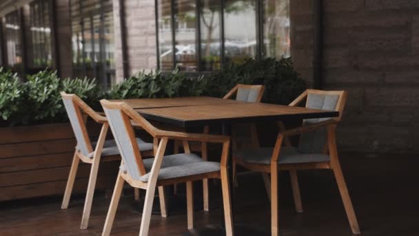 Empty wooden chairs in a cafe outdoors — Stock Footage Empty wooden chairs in a cafe outdoors Royalty Free Stock Video