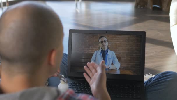 Konsultation mit einem Arzt per Videokonferenz während einer Pandemie. Der Arzt berät den Patienten online.