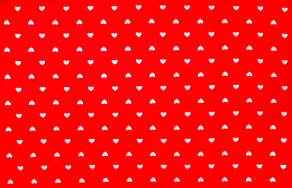 Tecido vermelho com padrão de corações brancos, textura, fundo — Fotografia de Stock
