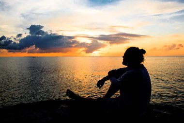 Hiking sahne siluet günbatımı.