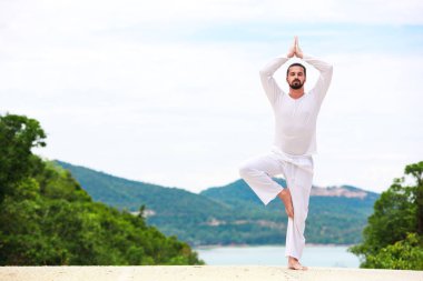 Deniz ve dağlar, Hint klasik Yoga yapan erkek