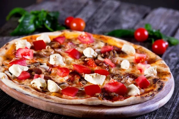 Pizza con mozzarella, tomates, champiñones y pasta de tomate — Foto de Stock