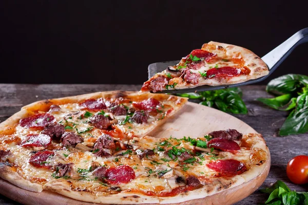 Pizza de Pepperoni con salami, champiñones, carne, ternera y verde o — Foto de Stock