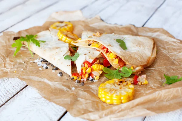 Envoltório de Quesadilla mexicano com legumes — Fotografia de Stock