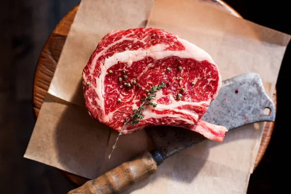 Řádek kosti v Rib Eye Steak na kousky soli — Stock fotografie