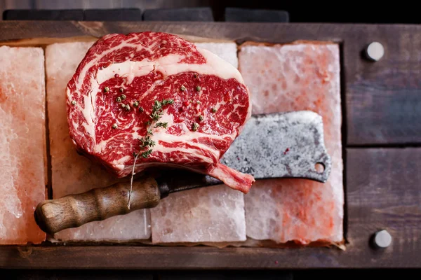 Řádek kosti v Rib Eye Steak na kousky soli — Stock fotografie