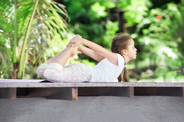 아이 플랫폼 야외에서 운동을 하 고입니다. 건강 한 생활양식입니다. 요가 소녀 — 스톡 사진