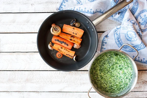 Ingredienti per la cottura Zuppa di spinaci con carota — Foto Stock