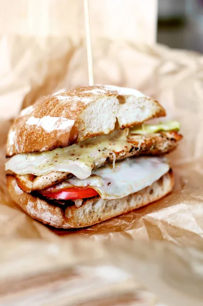 Ev yapımı hamburger veya peynirli sebzeli Burger — Stok fotoğraf