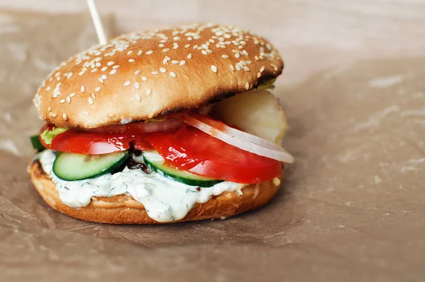 Σπιτικό χάμπουργκερ ή cheeseburger με λαχανικά — Φωτογραφία Αρχείου