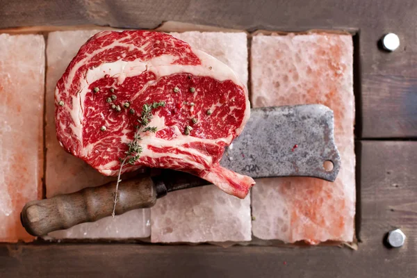 Rij bot In Rib Eye Steak op stukken van zout — Stockfoto