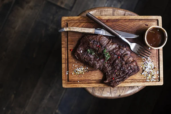 Biefstuk. Stuk van gegrilde BBQ-rundvlees gemarineerd in kruiden - Stoc — Stockfoto