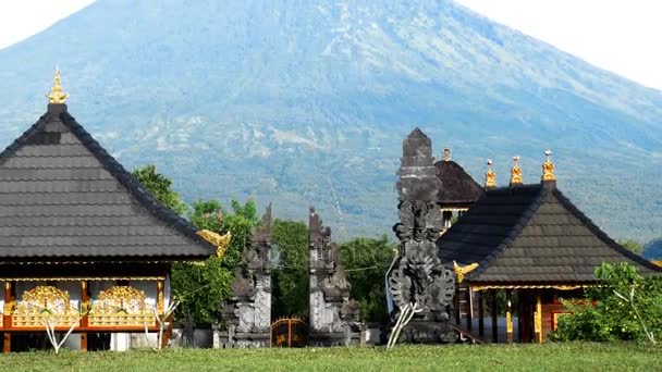 Templo Pura Lempuyang con el Monte Agung al fondo en Bali, Indonesia . — Vídeo de stock