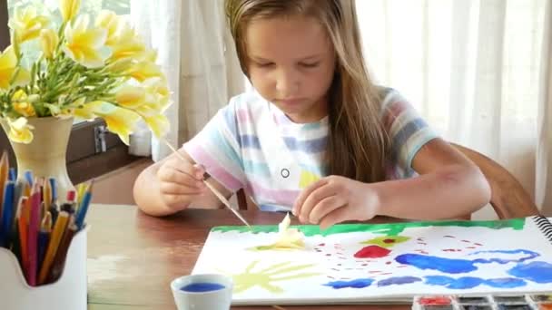 Child artist painting watercolor paints — Stock Video