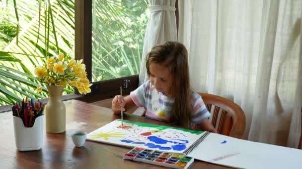 Criança artista pintando tintas aquarela com sua mãe — Vídeo de Stock