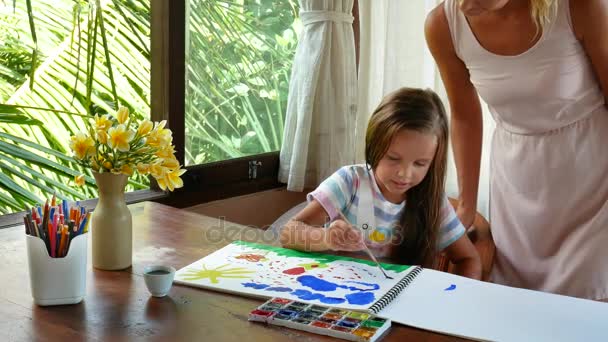 Παιδί καλλιτέχνη ζωγραφικής χρώματα watercolor με τη μητέρα της — Αρχείο Βίντεο