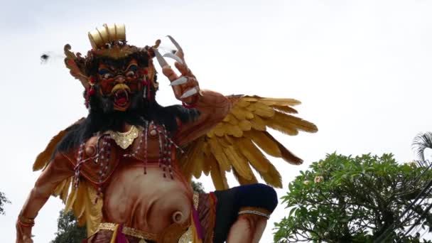 Ubud, Bali, Indonesien - 27 mars 2017: Balinesiska nyåret, parad av Ogoh-Ogoh monster, Nyepi. — Stockvideo