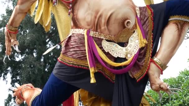 Ubud, Bali, Indonesië - 27 maart 2017: Balinese Nieuwjaar, parade van de Ogoh-Ogoh-monsters, Nyepi. — Stockvideo