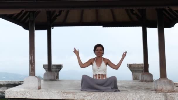 Mujer meditando y haciendo yoga en templo abandonado. Postura de práctica femenina — Vídeos de Stock