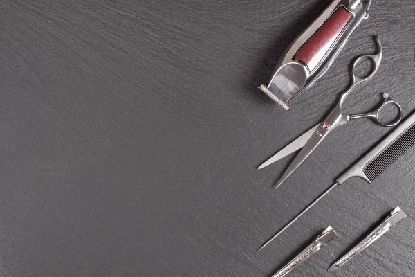 Stilvolles professionelles Werkzeug, Haarschnitt auf schwarzem Hintergrund. Friseursalon-Konzept, Raumbild kopieren, Draufsicht — Stockfoto