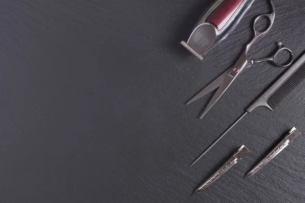 Şık aracı profesyonel saç kesme siyah arka plan üzerine. Kuaför Salonu konsept, uzay resmi Kopyala, üstten görünüm