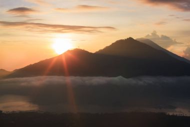 Aktif yanardağ. Mount Batur - Bali, Endonezya tepesinden gündoğumu