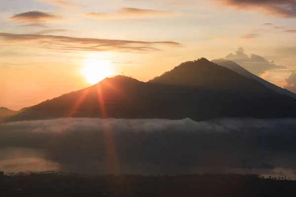 Aktif yanardağ. Mount Batur - Bali, Endonezya tepesinden gündoğumu