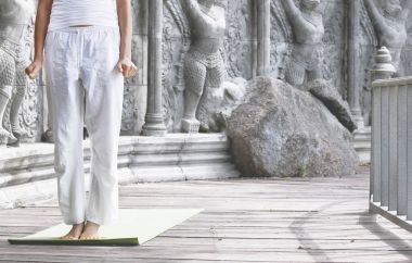 Terk edilmiş tapınak yoga yaparken kadın